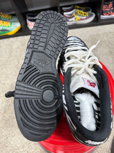 Load image into Gallery viewer, Nike SB Dunk Low Quarter Snacks Sz 10.5 NO BOX
