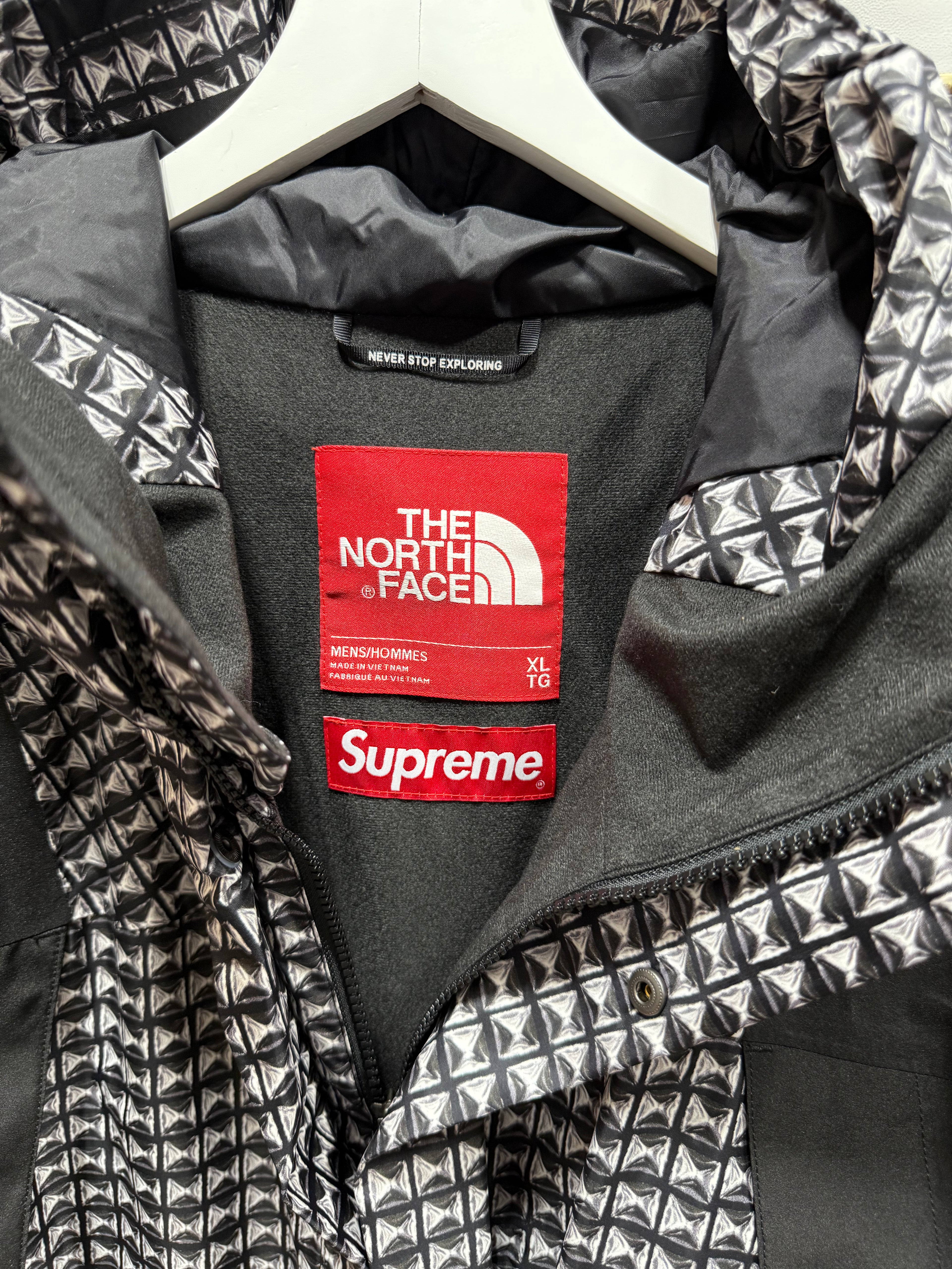 Supreme x The North Face Studded Mountain Light Jacket Sz XL