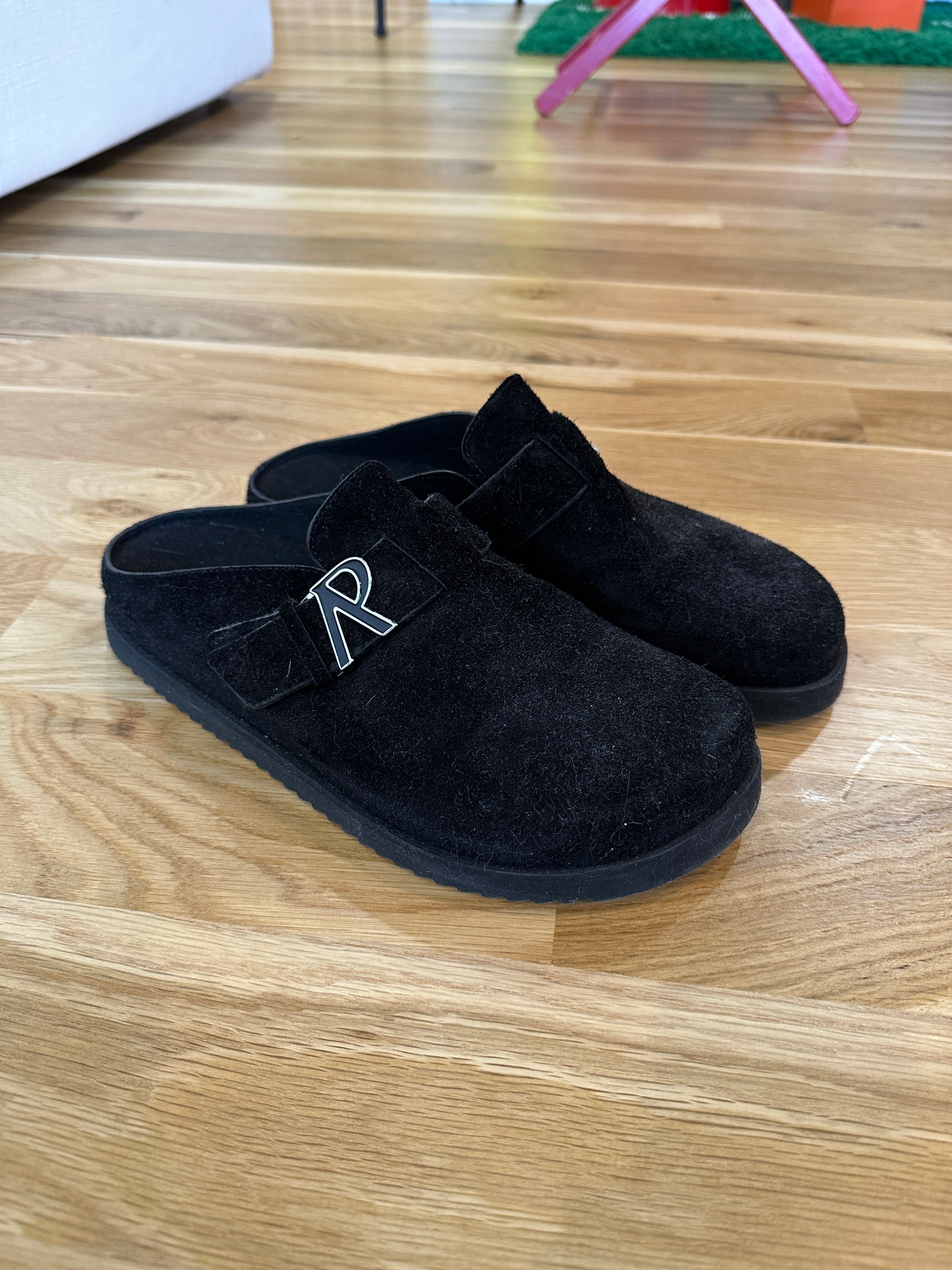 Represent Initial Mule Sz 11