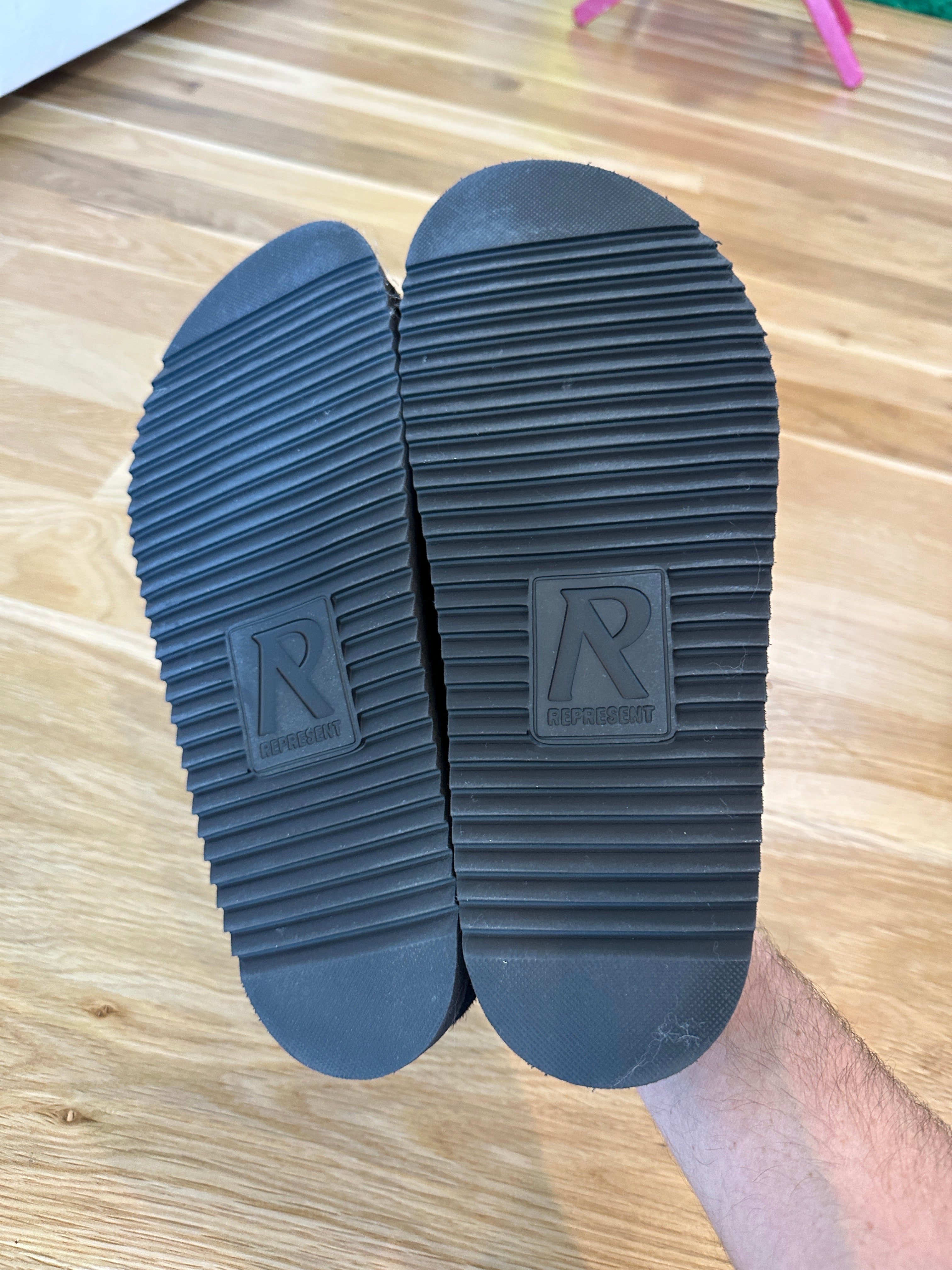 Represent Initial Mule Sz 11
