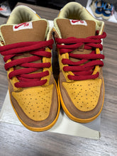 Load image into Gallery viewer, Nike SB Dunk Low New Castle Sz 6 Rep Box
