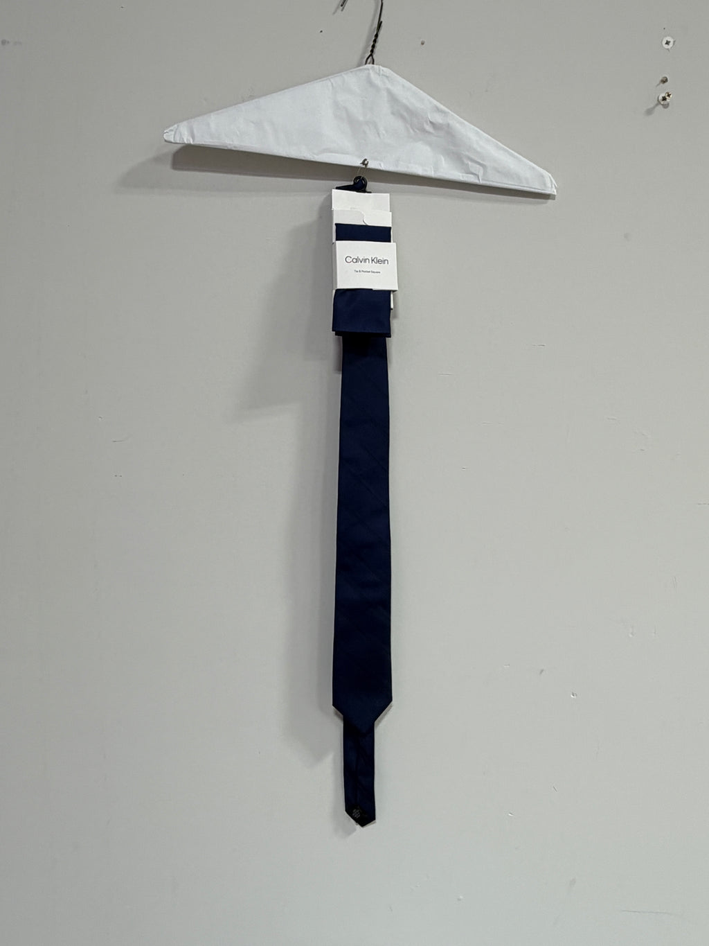 Calvin Klein navy blue classic necktie & pocket square