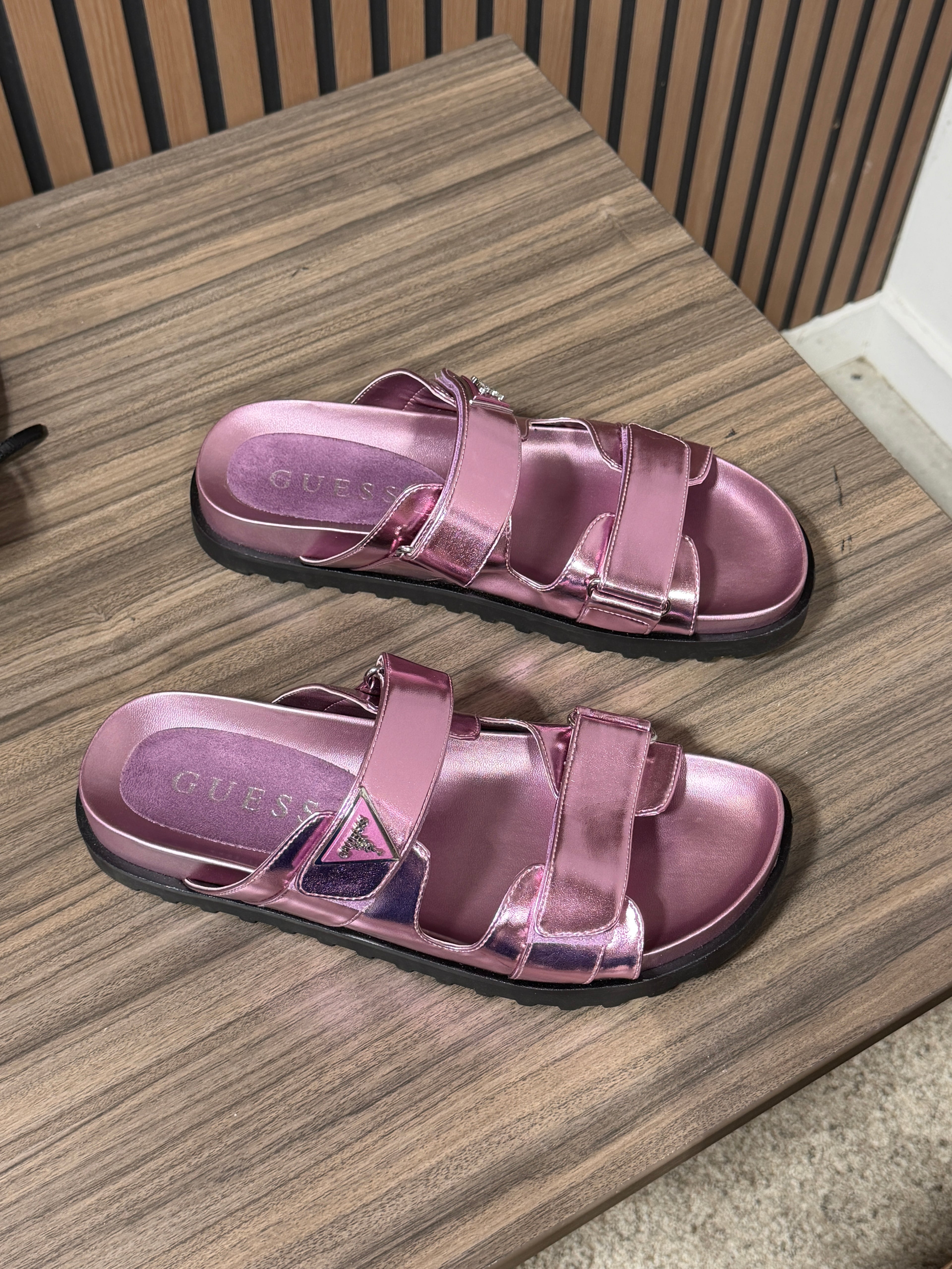 GUESS Women's Fabula Lug-Sole Logo Footbed Sandals sz 11