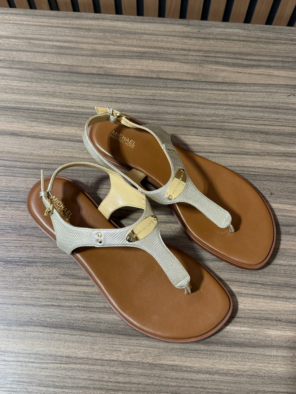 MICHAEL Michael Kors MK Plate Flat Thong Sandals sz 10