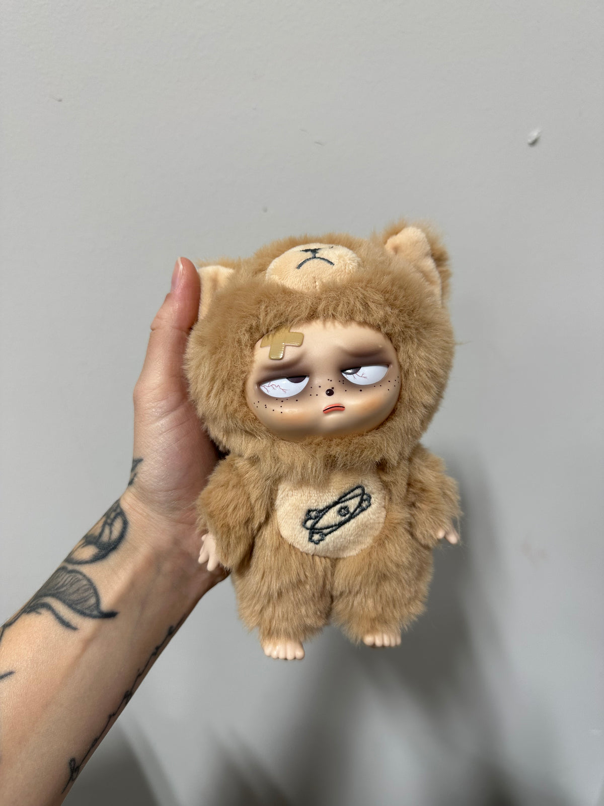 Grumpipi Sleepless Series Vinyl Face Plush Doll Keychain – HUN HUN (Brown Bear Jumpsuit)