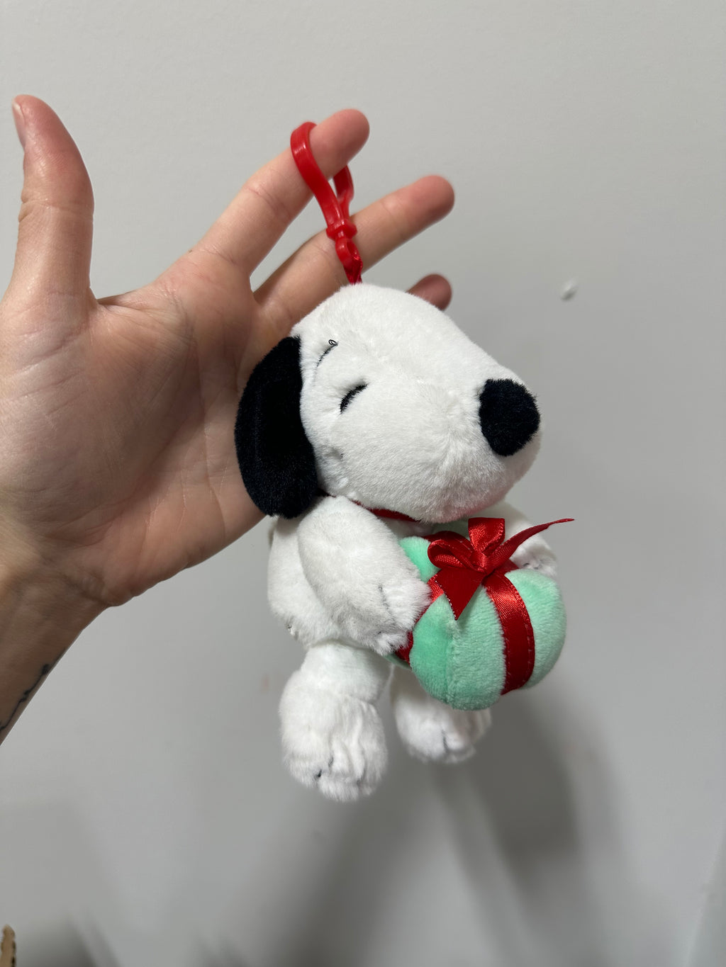 Peanuts Snoopy Holiday Mini Plush Clip-On Bag Charm – Holding Mint Green Christmas Gift Box