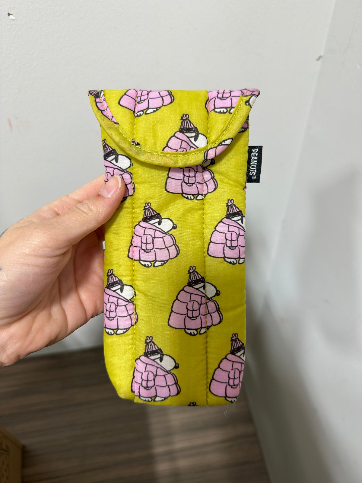 BAGGU × Peanuts Puffy Glasses Sleeve – Mini Puffer Snoopy (Chartreuse Yellow/Pink)