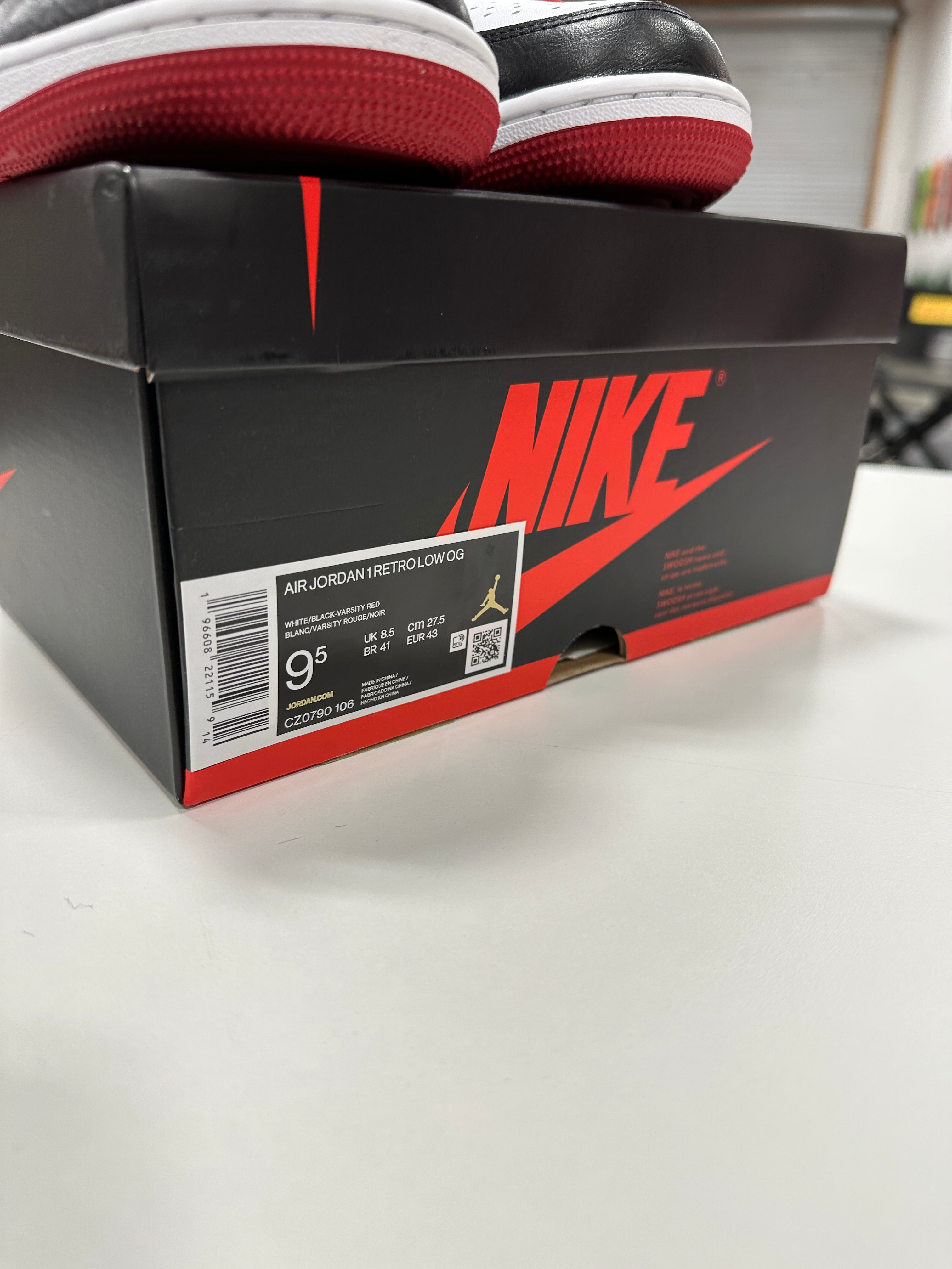 Jordan 1 Retro Low OG Black Toe (2023) Sz 9.5