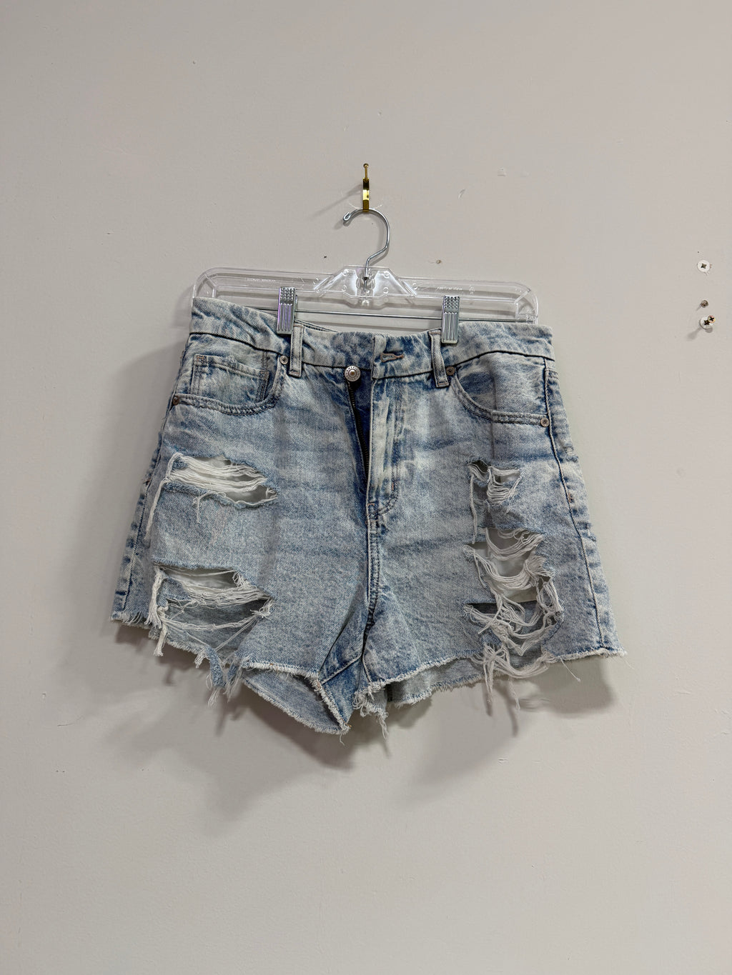 American Eagle light blue, acid-wash denim shorts women's sz 8