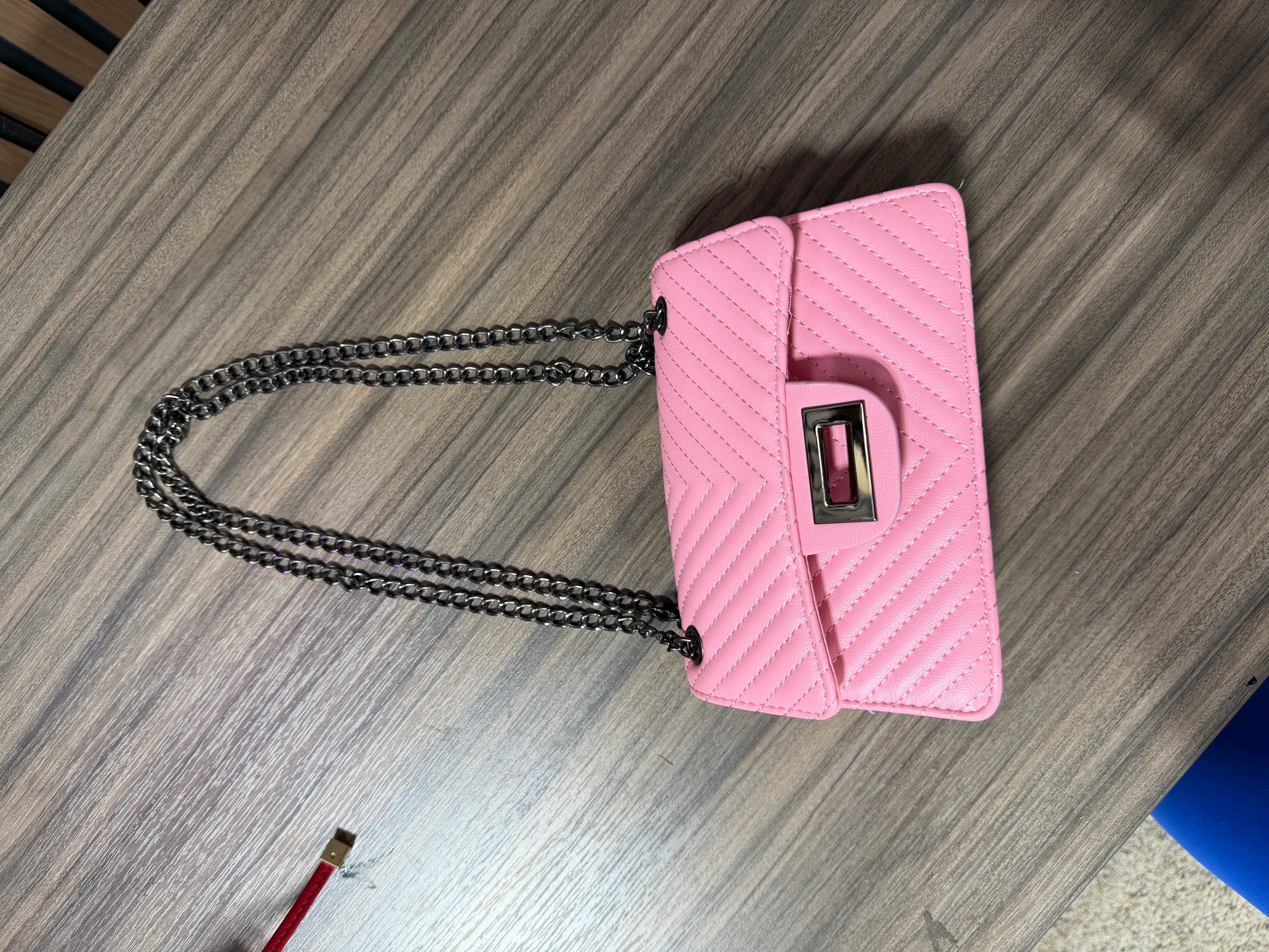 Pink chevron-patterned mini shoulder bag