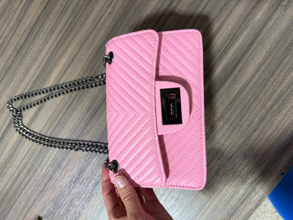 Pink chevron-patterned mini shoulder bag