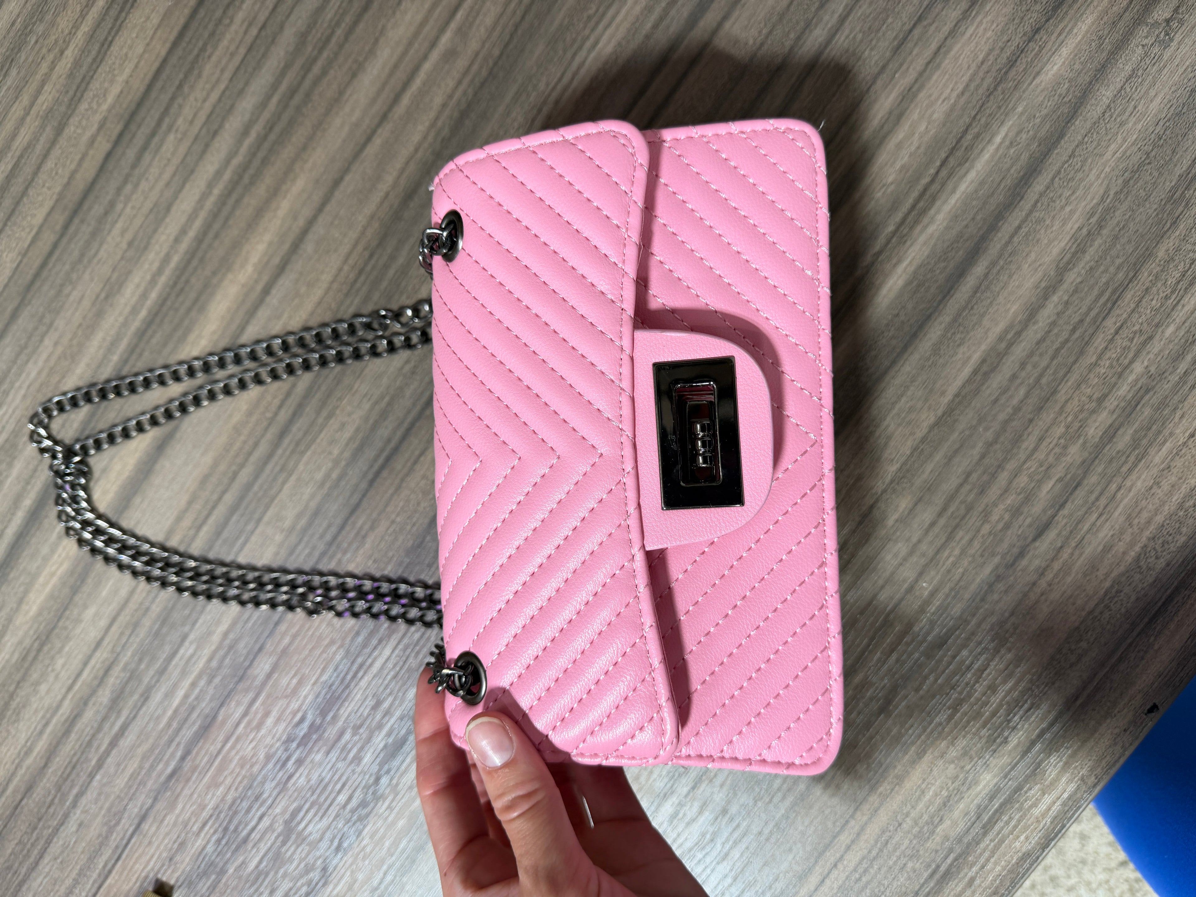 Pink chevron-patterned mini shoulder bag