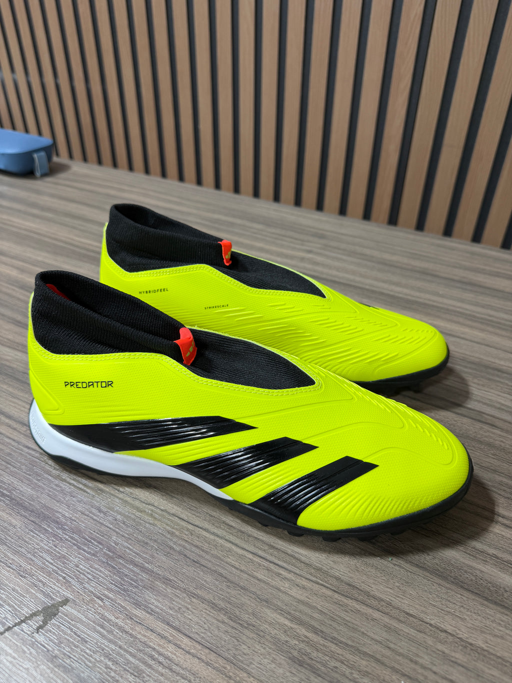 adidas Predator 24 League Laceless Turf Cleats Sz 9