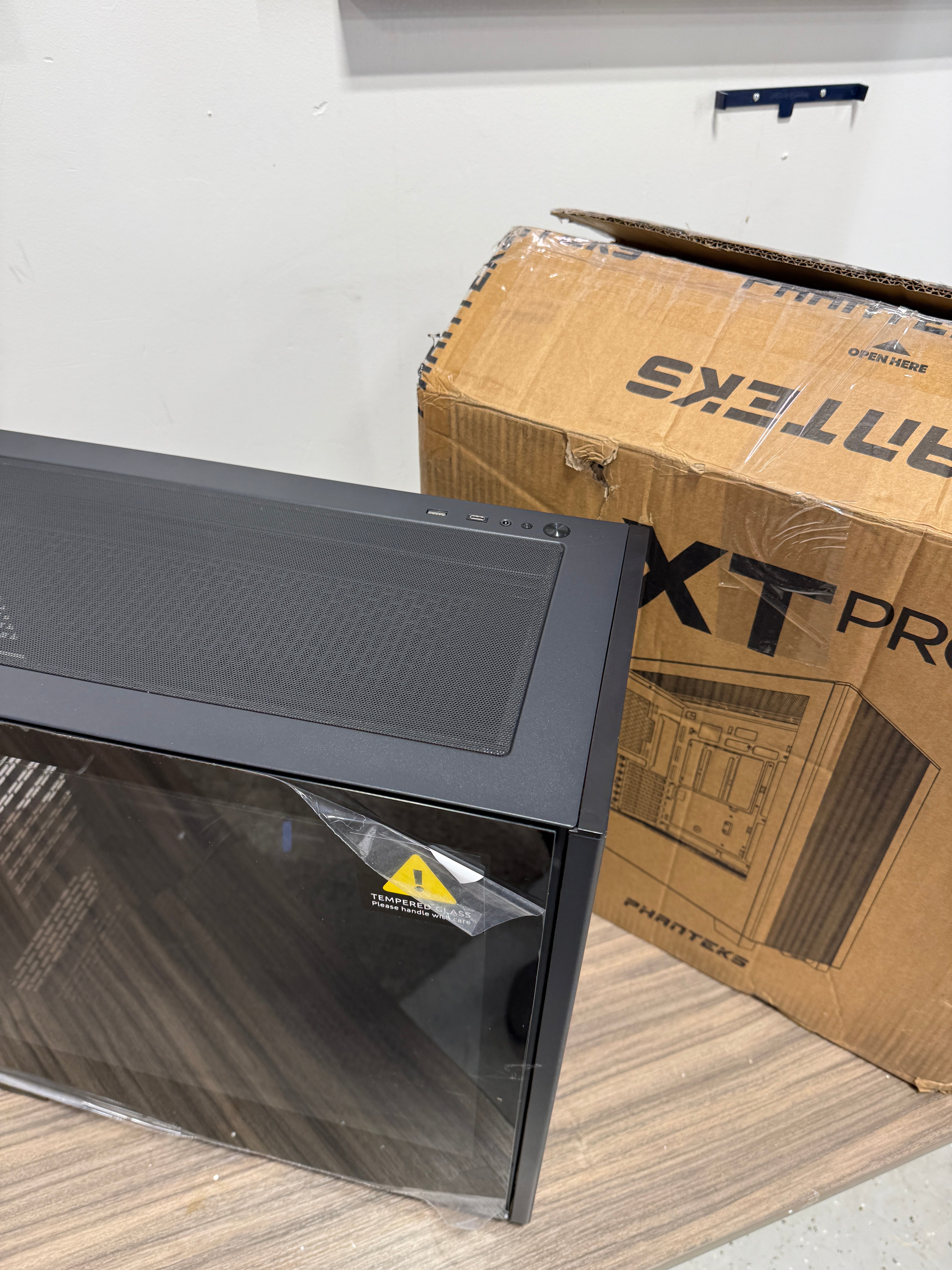 Phanteks XT Pro Ultra, Mid-Tower Gaming Chassis, 4x M25-140 Fans Included, High Airflow Performance Mesh, Tempered Glass Window, USB-C 3.2 Gen2, Black