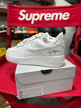 Load image into Gallery viewer, Nike Air Force 1 Utopio Sz W7.5

