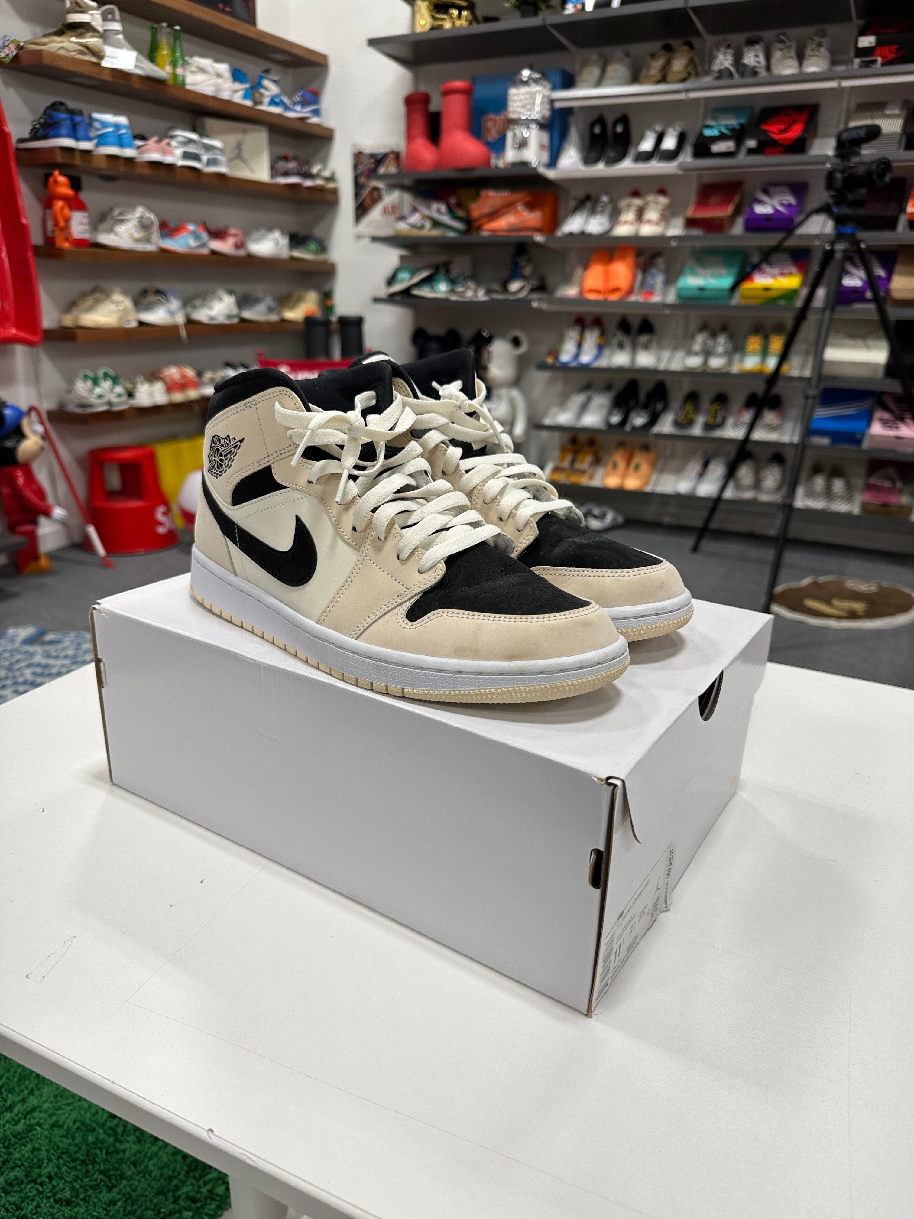 Jordan 1 Mid Barely Orange Sz 10M