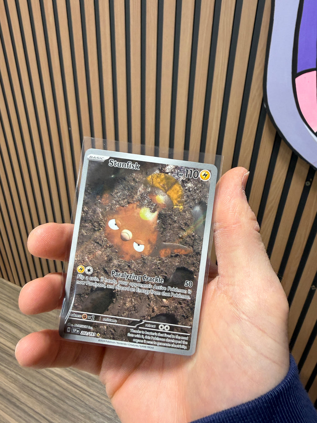 Pokémon TCG Stunfisk #202/191 Surging Sparks Illustration