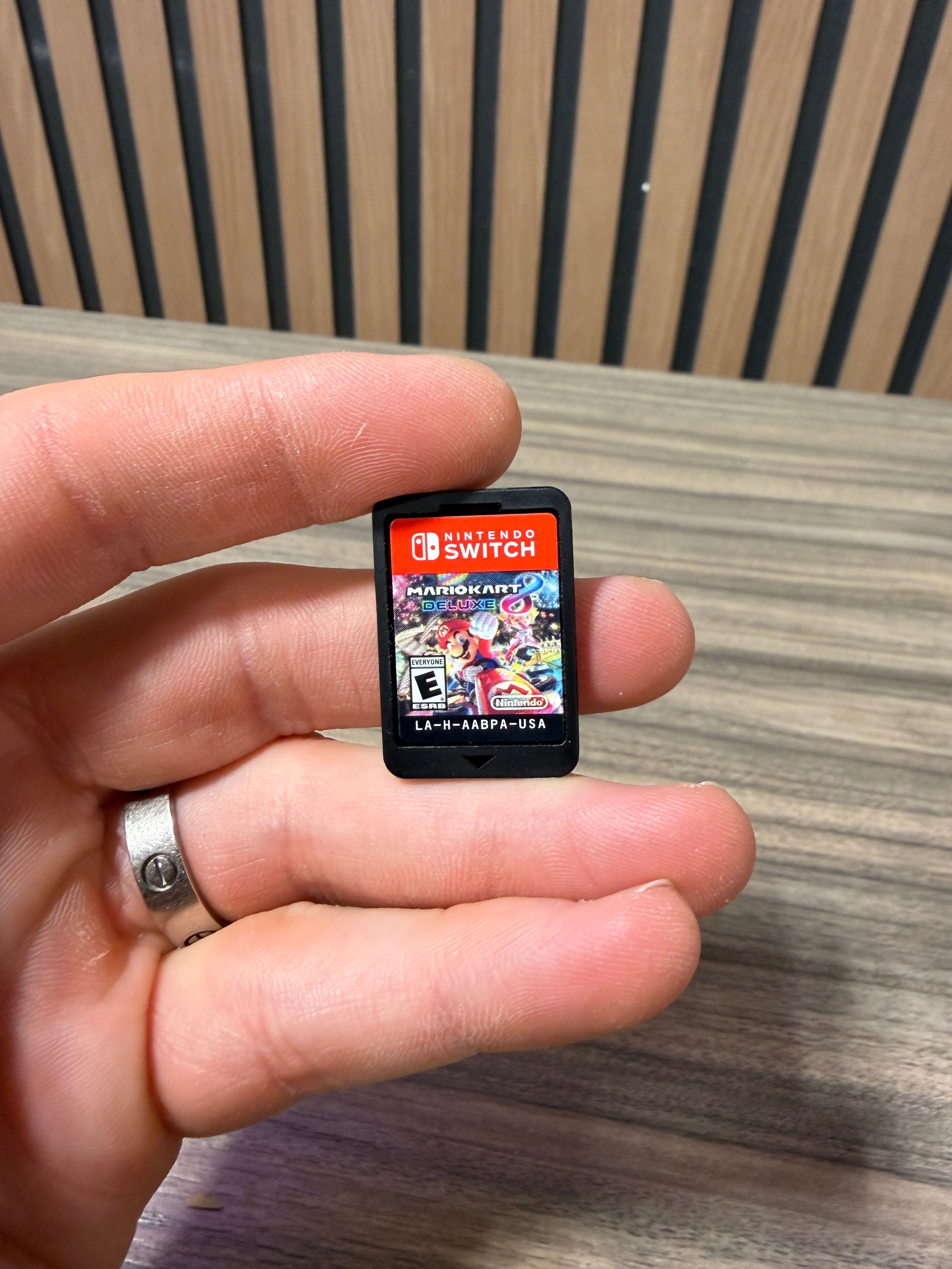 Mario Kart 8 Deluxe on the Nintendo Switch game cartridge