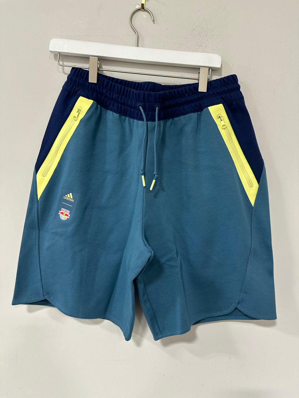 Adidas New York Red Bulls travel soccer shorts Mens sz M