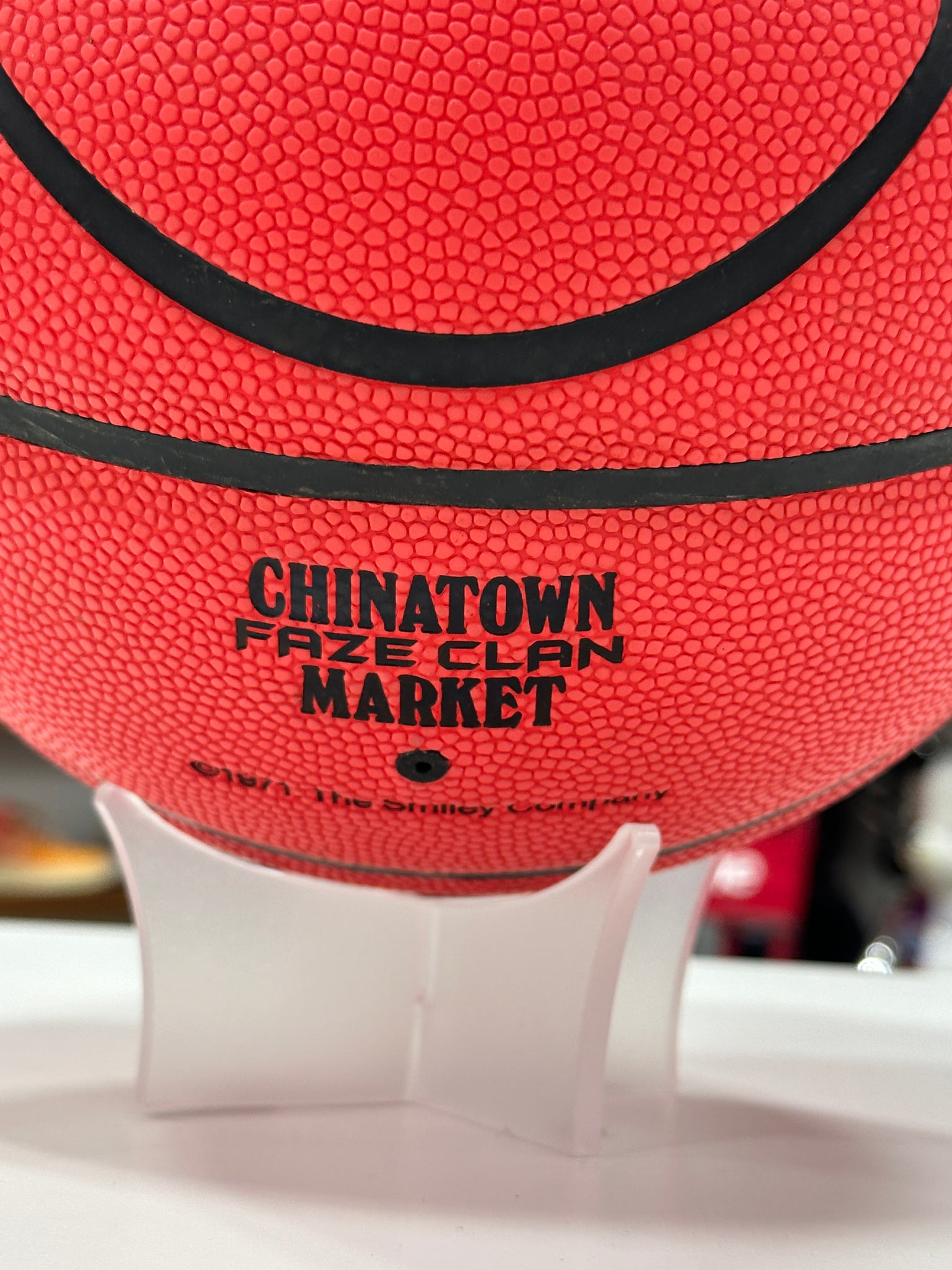 Chinatown Market x Caliroots Smiley Basketball Glow in the Dark - DE Chinatown Market x Caliroots Smiley Basketball Glow in the Dark - DE