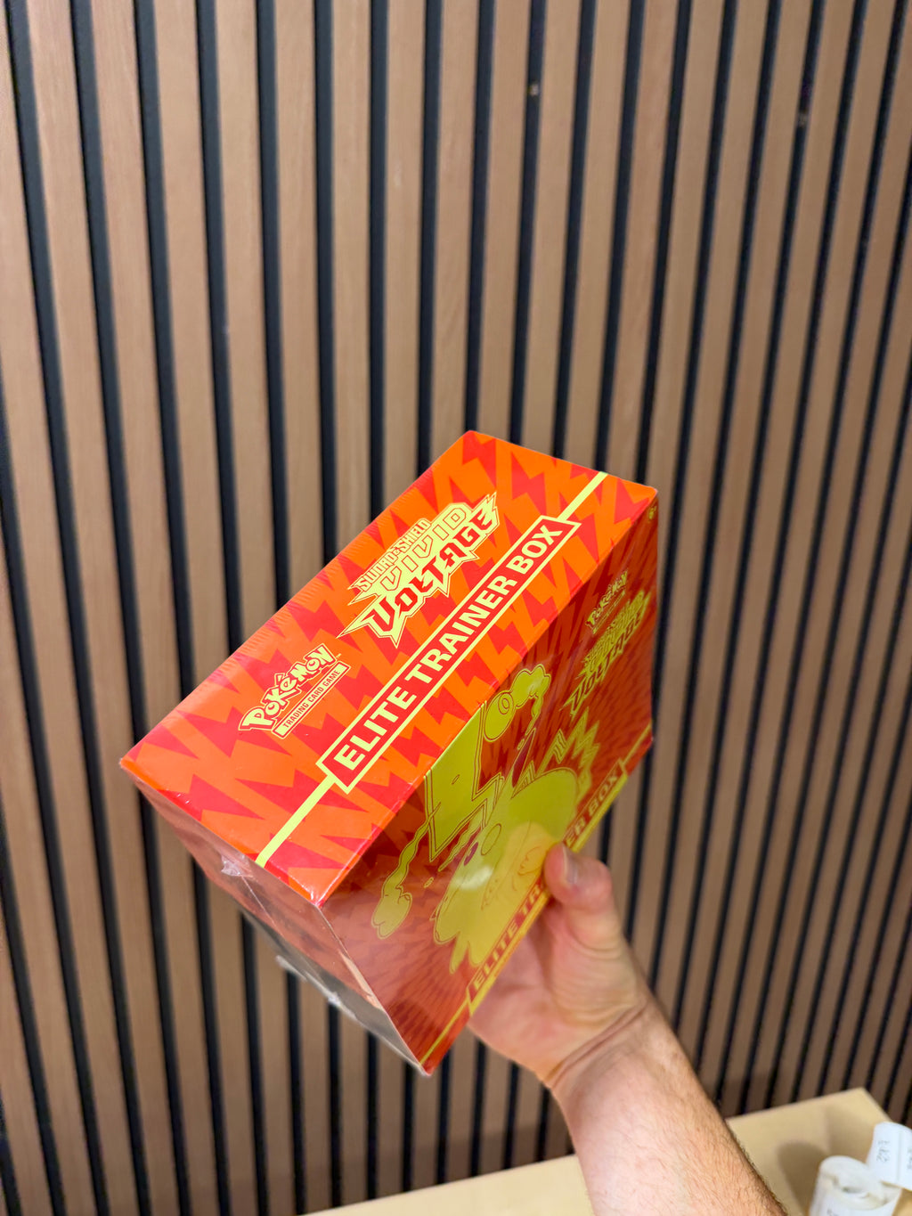 Pokémon TCG: Sword & Shield-Vivid Voltage Elite Trainer Box (133 Cards)