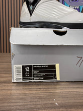 Load image into Gallery viewer, Nike Jordan 2009 (Jordan 24) Sz 8
