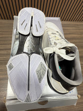 Load image into Gallery viewer, Nike Jordan 2009 (Jordan 24) Sz 8
