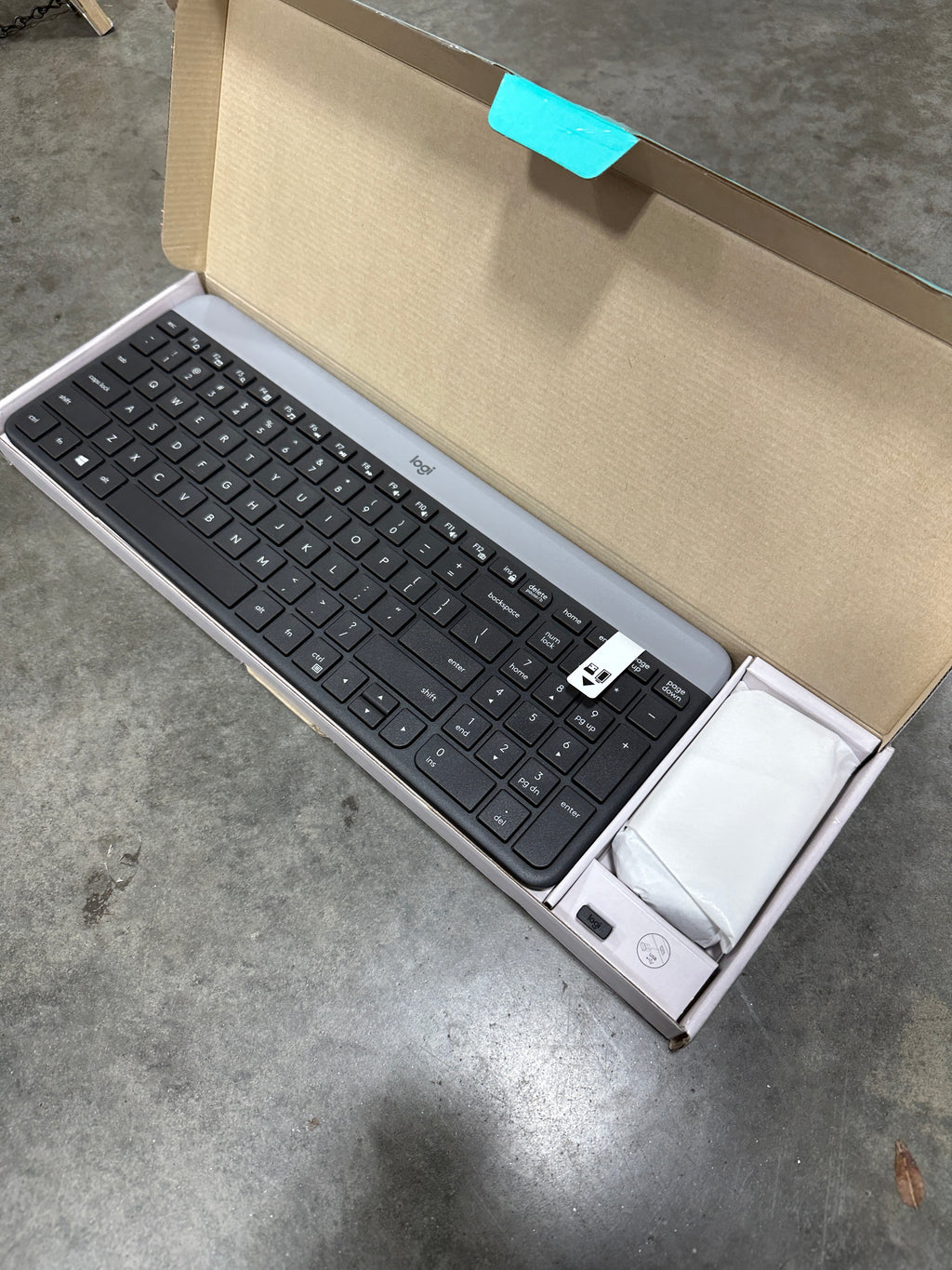 Logitech - MK470 Full-size Wireless Scissor Keyboard and Mouse Bundle