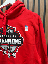 Load image into Gallery viewer, Men's Fanatics Red Georgia Bulldogs CFP 2022 National Champions Hoodie Sz XL
