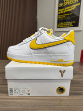 Load image into Gallery viewer, Air Force 1 Kobe White Sz 12
