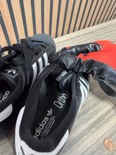 Load image into Gallery viewer, Adidas Superstar Size 5.5 Womens
