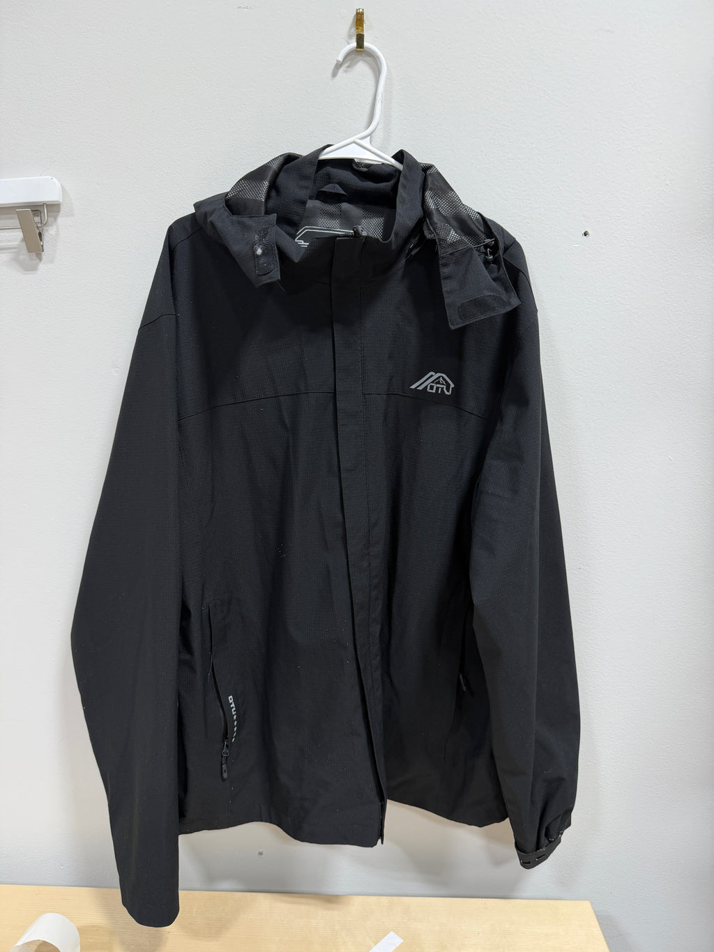 OTU lightweight hooded rain jacket men's sz XL