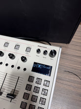 Load image into Gallery viewer, Isla Instruments S2400 White

