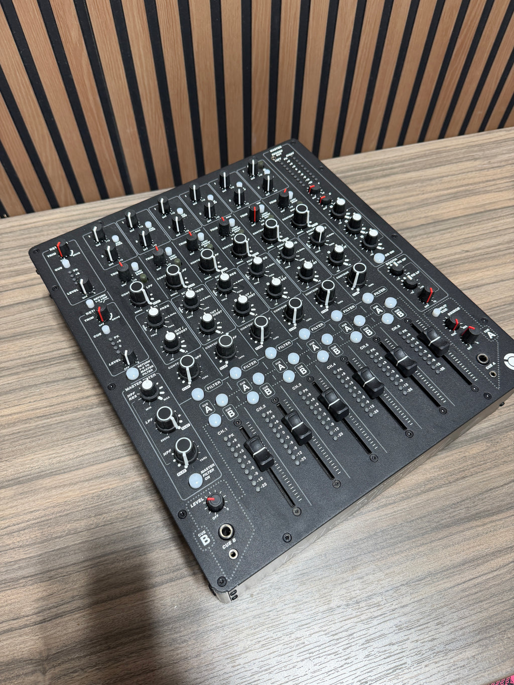 PLAYdifferently PLAYdifferently MODEL 1 6-Channel Premium Analogue DJ Mixer