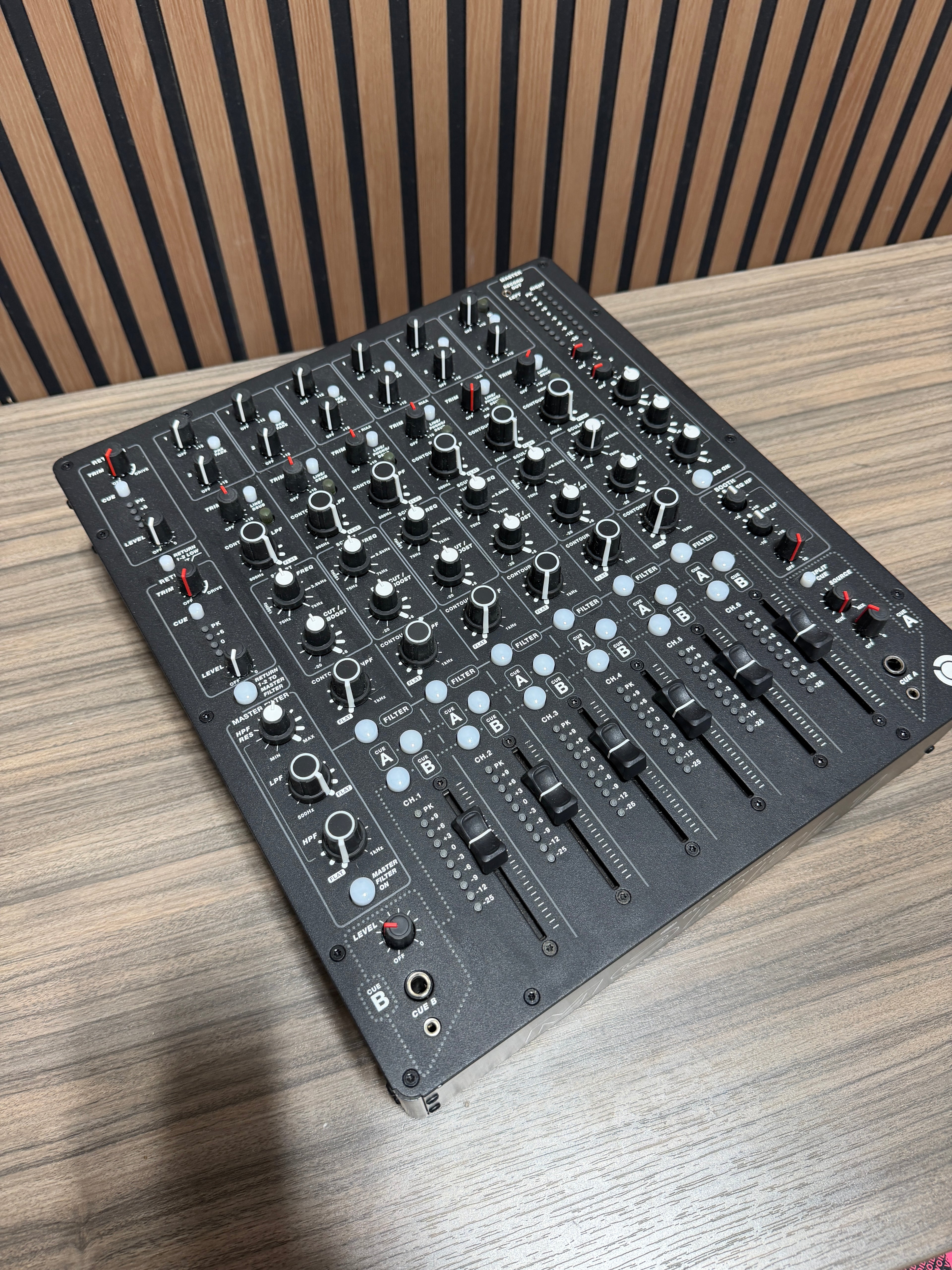 PLAYdifferently PLAYdifferently MODEL 1 6-Channel Premium Analogue DJ Mixer
