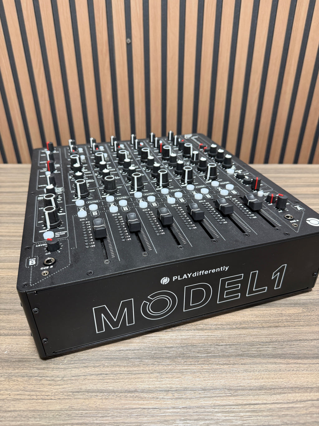 PLAYdifferently PLAYdifferently MODEL 1 6-Channel Premium Analogue DJ Mixer