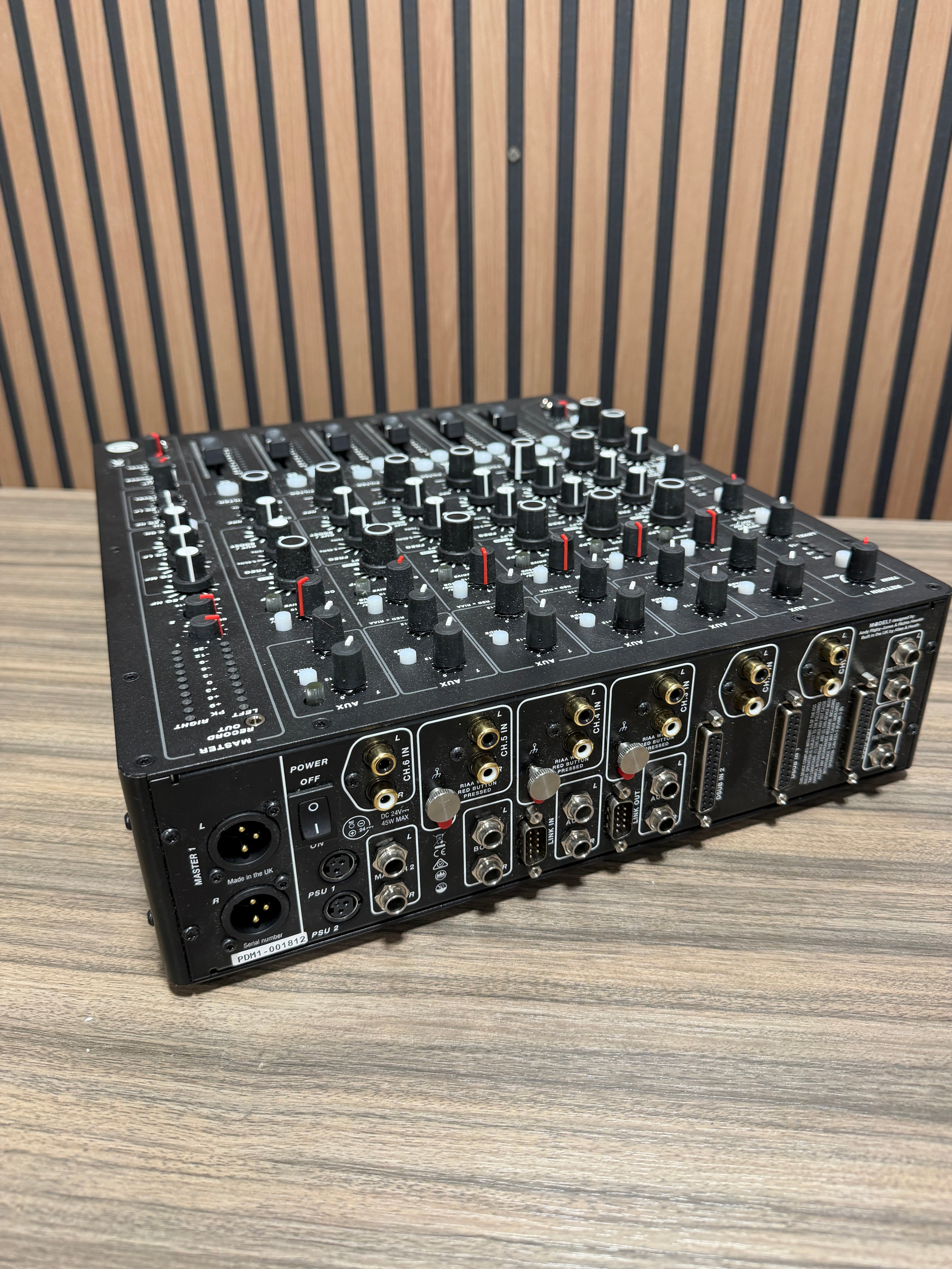 PLAYdifferently PLAYdifferently MODEL 1 6-Channel Premium Analogue DJ Mixer