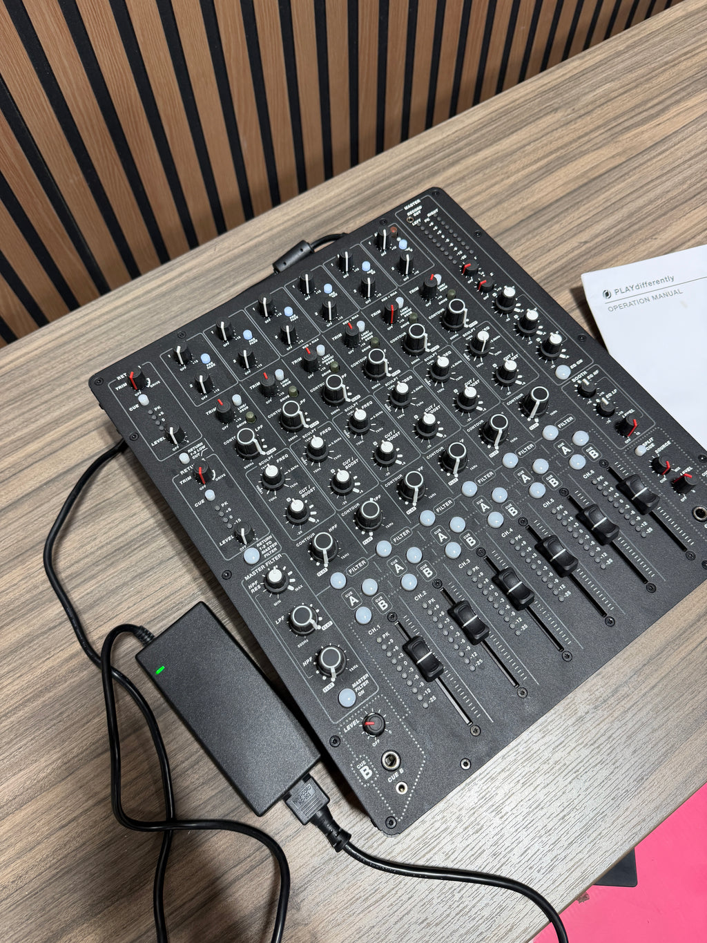 PLAYdifferently PLAYdifferently MODEL 1 6-Channel Premium Analogue DJ Mixer