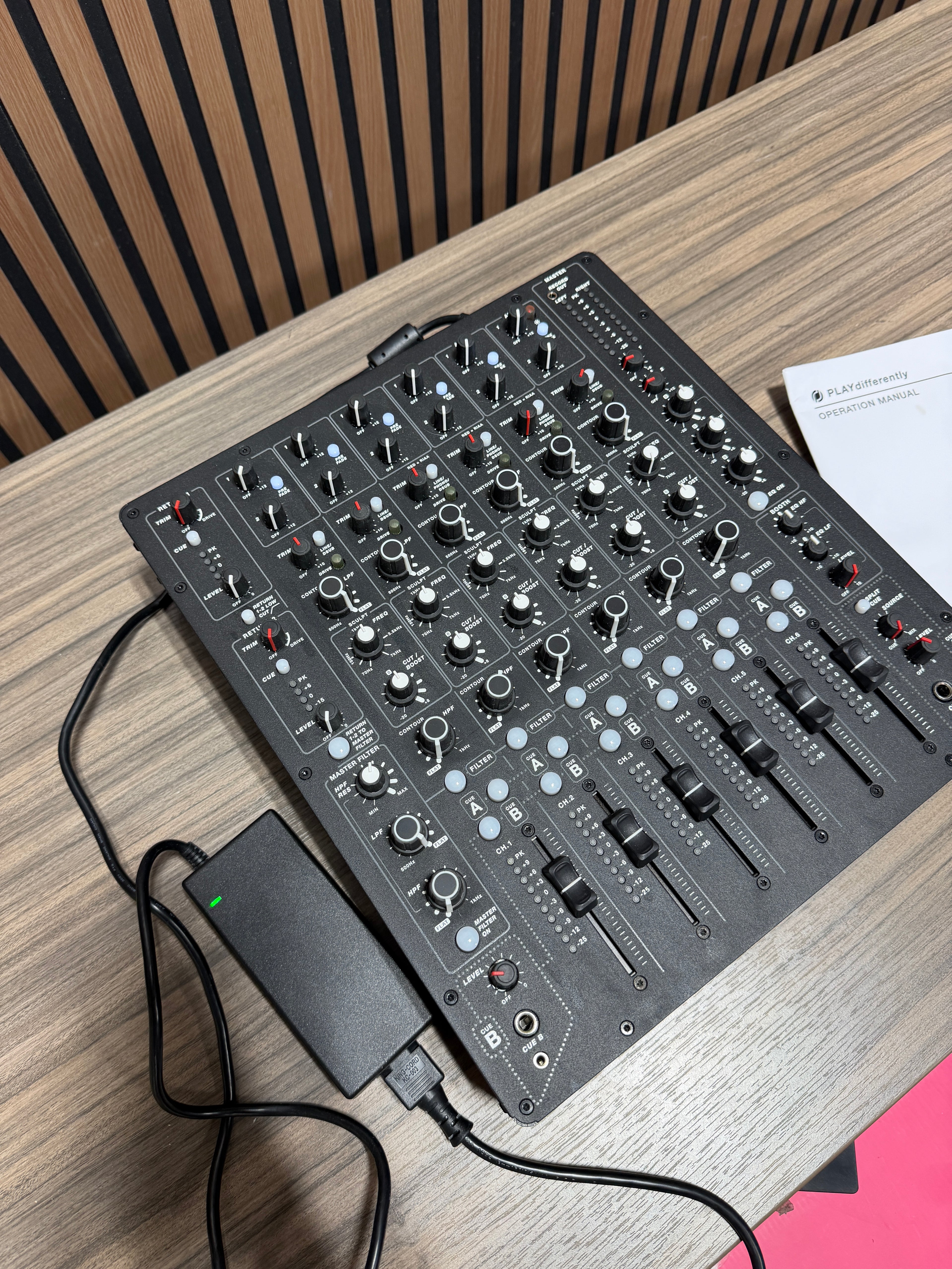 PLAYdifferently PLAYdifferently MODEL 1 6-Channel Premium Analogue DJ Mixer