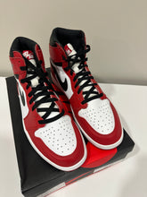 Load image into Gallery viewer, Jordan 1 Retro Chicago (2015) Sz 13
