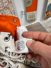 Load image into Gallery viewer, Converse Chuck Taylor Sz 7
