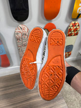 Load image into Gallery viewer, Converse Chuck Taylor Sz 7
