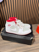 Load image into Gallery viewer, Air Jordan 1 Mid WB HARE 2015 Sz 12
