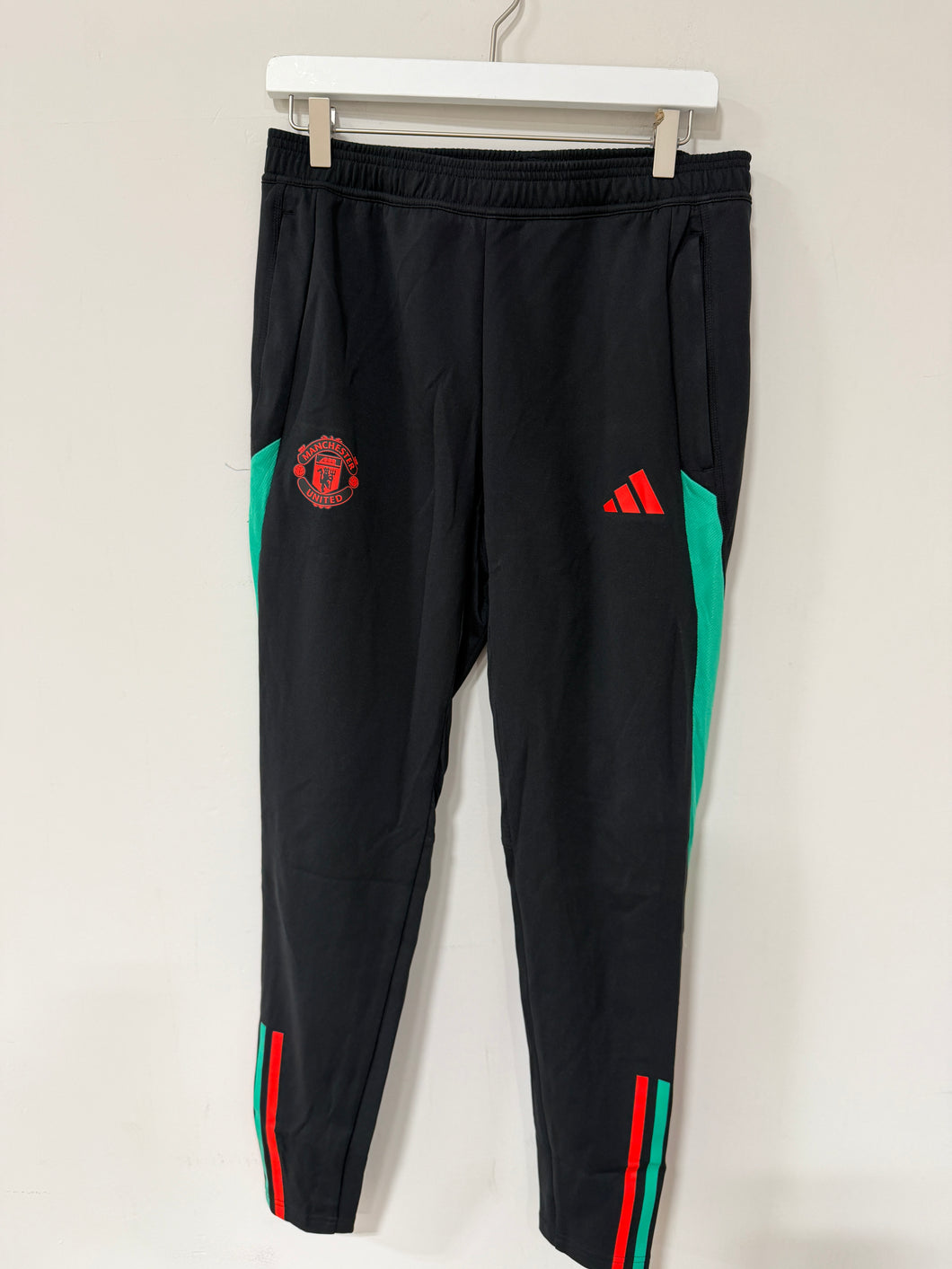 新品 Manchester United パンツ　EUR S　日本М Adidas Manchester United 2023 Training Pant Size Mens M – HN Shop