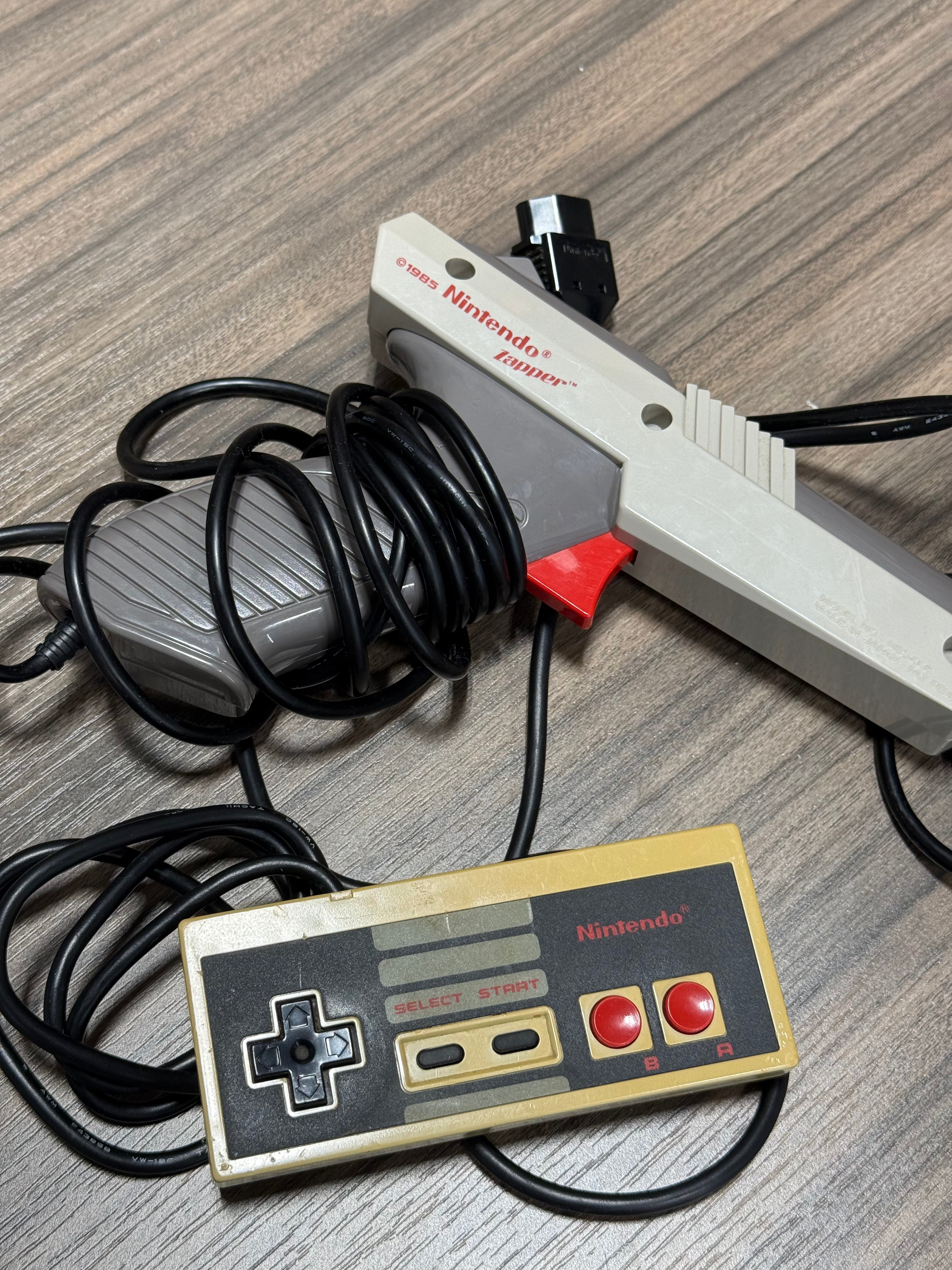 Nintendo NES Gray Light Zapper Gun - Gray OEM Original- Works