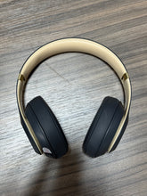 Load image into Gallery viewer, Beats Studio 3 Head Phones
