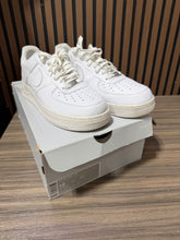Load image into Gallery viewer, Nike Air Force 1 Low White Sz 12
