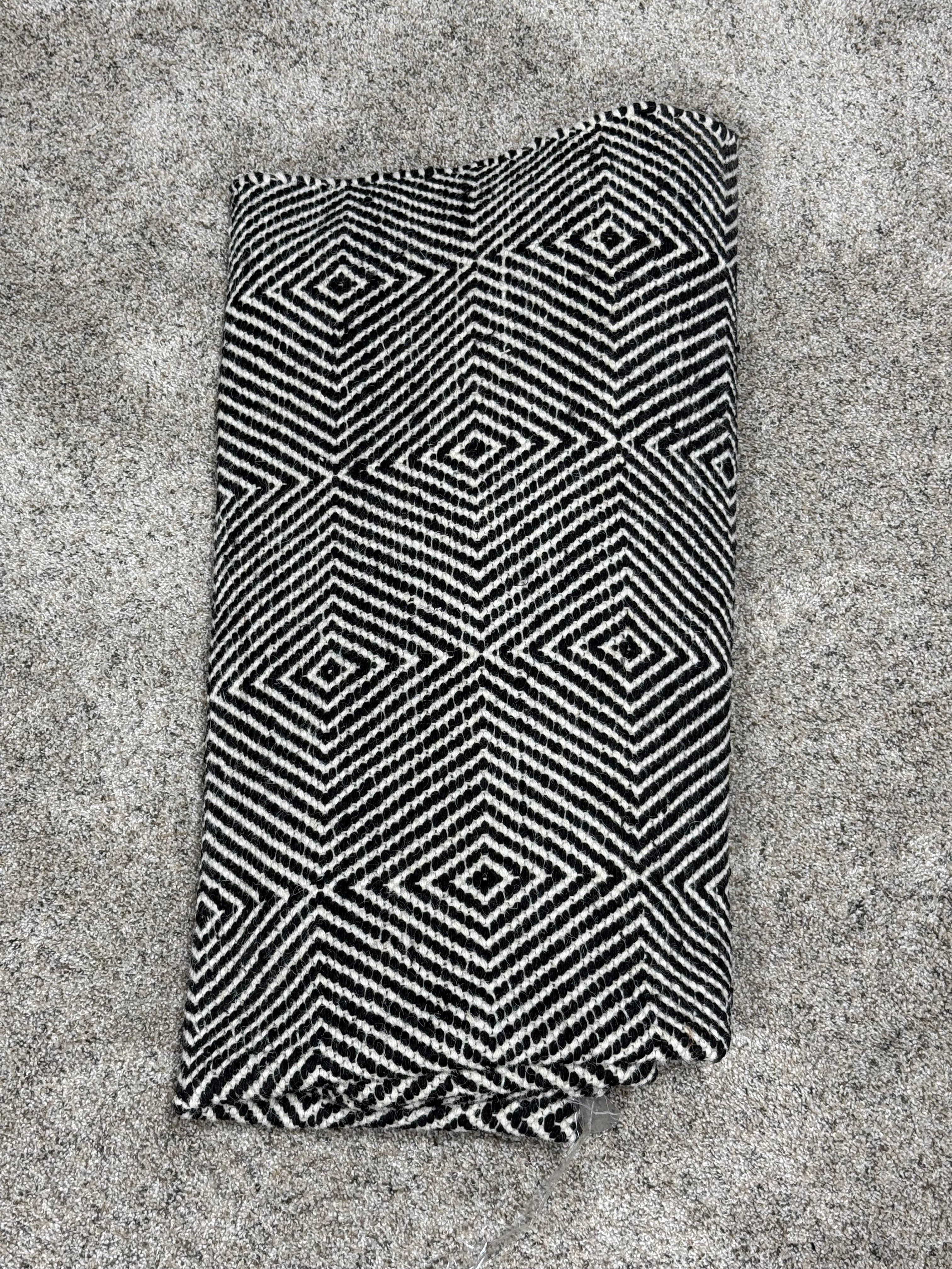 nuLOOM Ago Geometric Wool Area Rug, 5x8, Black