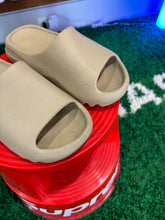 Load image into Gallery viewer, Yeezy Slide Sz W7
