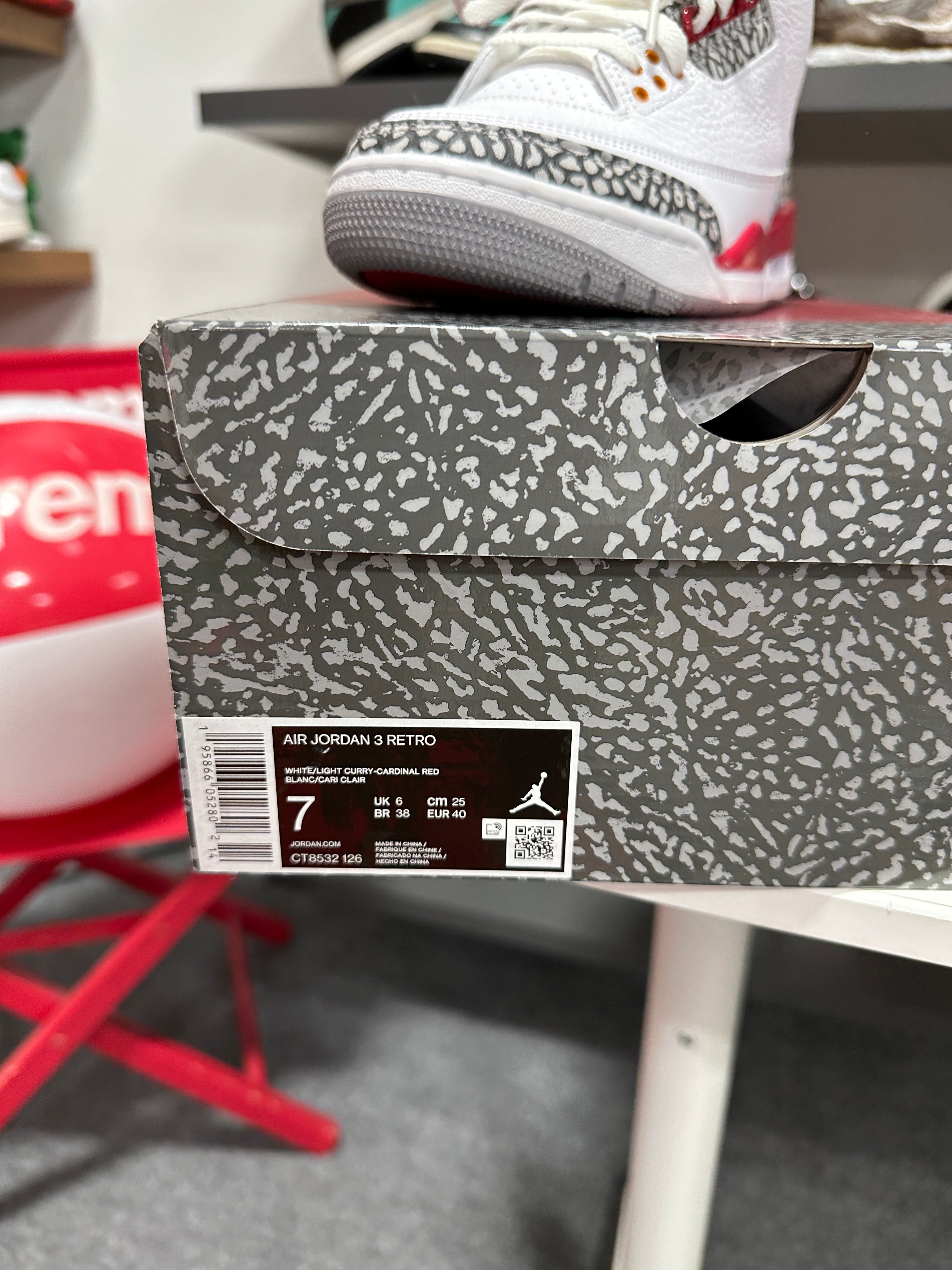 Jordan 3 Retro Cardinal Red Sz 7